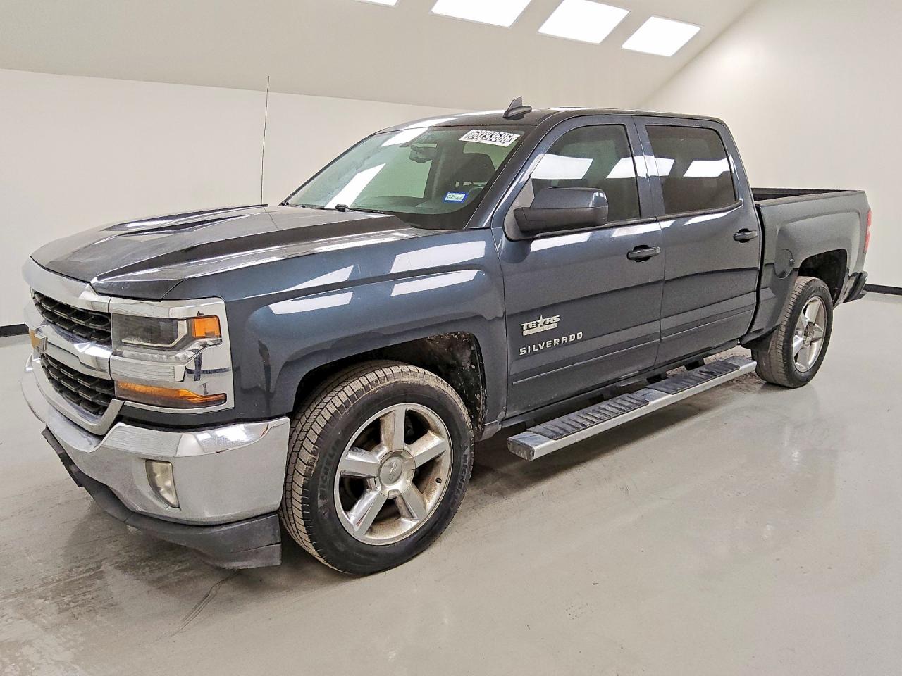 2017 CHEVROLET SILVERADO LT — Front 3/4