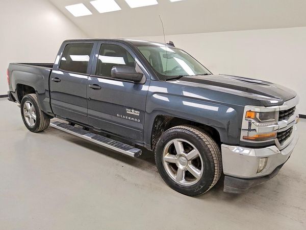 2017 CHEVROLET SILVERADO LT — Passenger 3/4