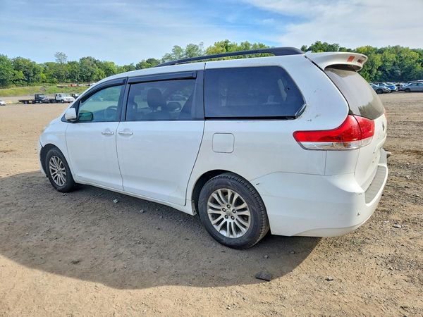 2012 TOYOTA SIENNA