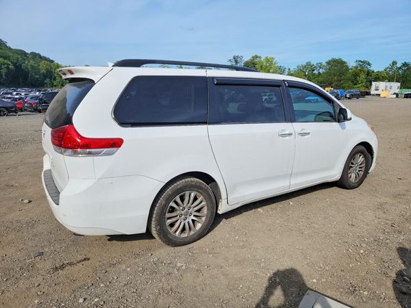 2012 TOYOTA SIENNA