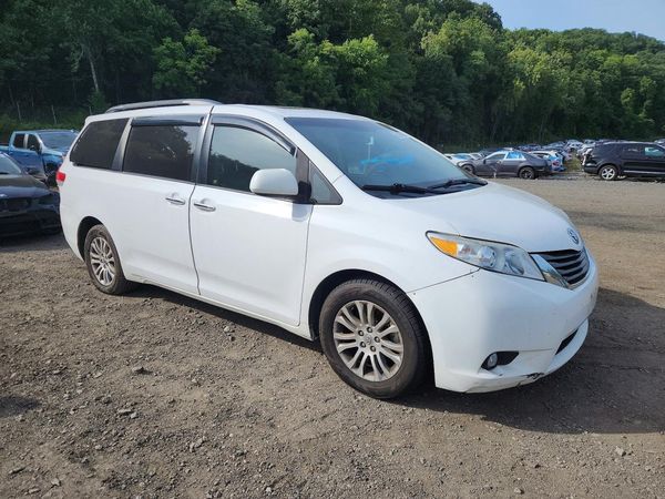 2012 TOYOTA SIENNA
