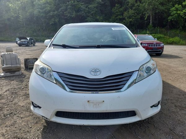 2012 TOYOTA SIENNA