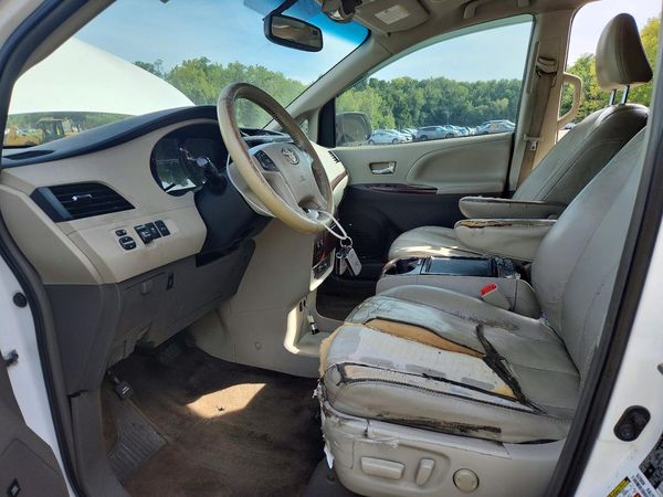 2012 TOYOTA SIENNA