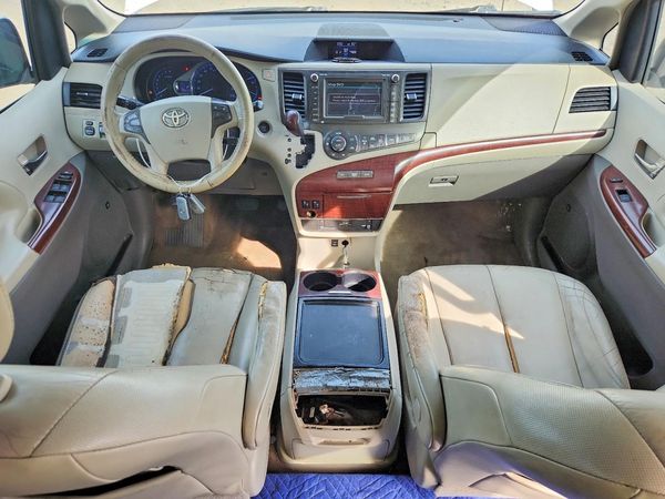 2012 TOYOTA SIENNA