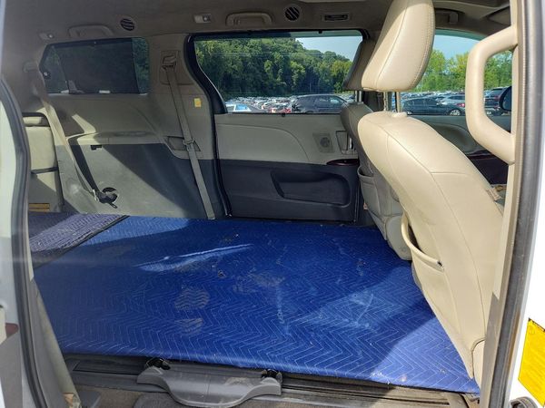 2012 TOYOTA SIENNA