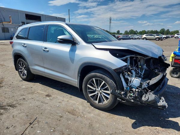2017 TOYOTA HIGHLANDER — Passenger 3/4