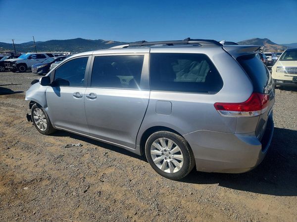 2013 TOYOTA SIENNA