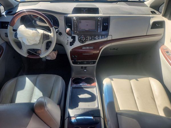 2013 TOYOTA SIENNA