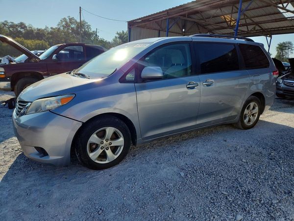 2013 TOYOTA SIENNA — DSFA — Front 3/4