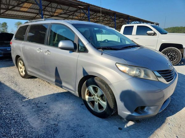2013 TOYOTA SIENNA — Passenger 3/4