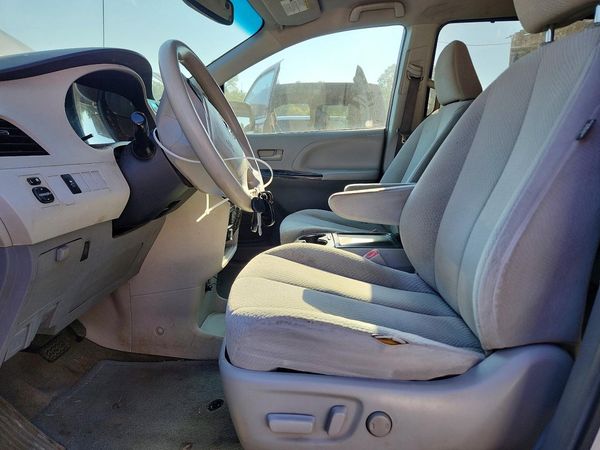 2013 TOYOTA SIENNA — DENT