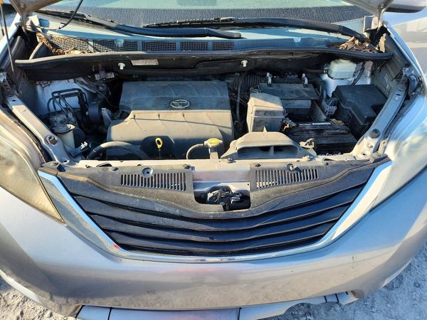 2013 TOYOTA SIENNA — Engine bay