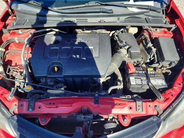 2014 TOYOTA COROLLA L/LE — Engine bay