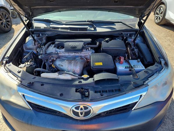 2014 TOYOTA CAMRY — Engine bay