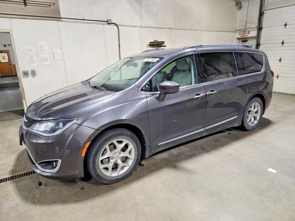 2017 CHRYSLER PACIFICA Touring L — Front 3/4