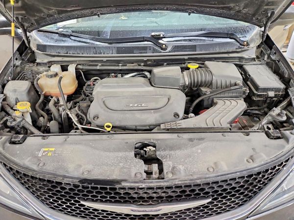 2017 CHRYSLER PACIFICA Touring L — Engine bay