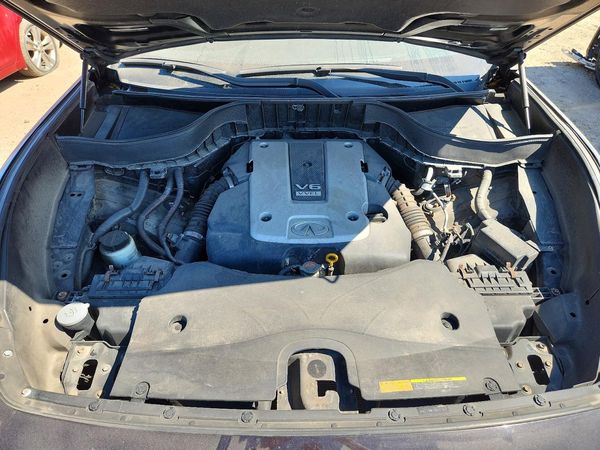 2014 INFINITI QX70 — Engine bay