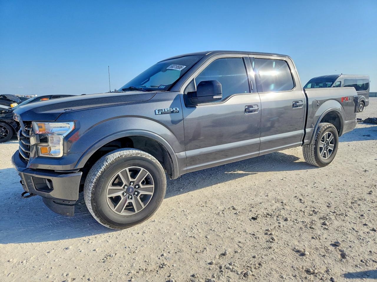 2017 FORD F150 SuperCrew — Front 3/4