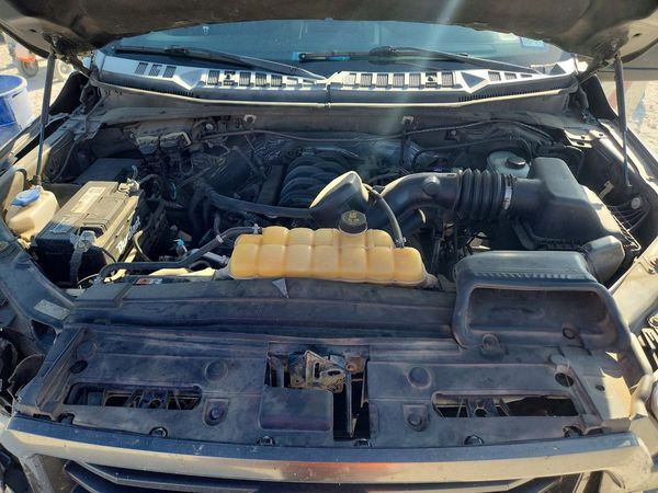 2017 FORD F150 SuperCrew — Engine bay