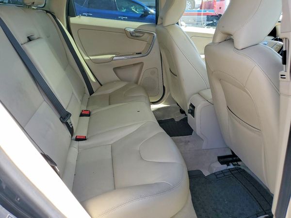 2015 VOLVO XC60 Platinum (non R design)