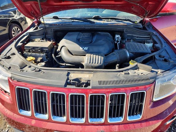 2014 JEEP CHEROKEE Laredo — Engine bay