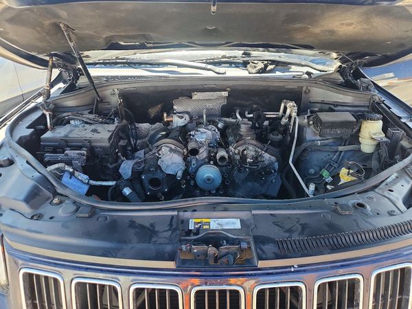 2014 JEEP CHEROKEE Limited — Engine bay