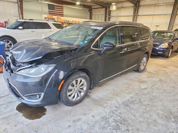 2018 CHRYSLER PACIFICA — Front 3/4