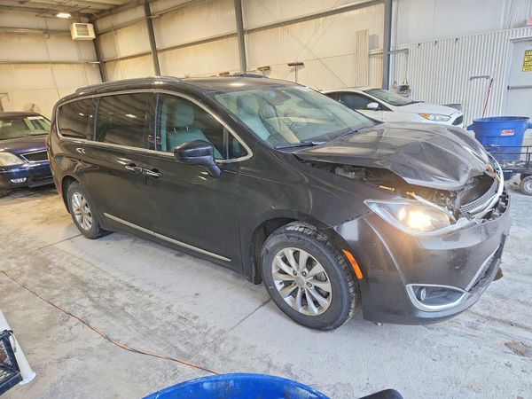 2018 CHRYSLER PACIFICA — Passenger 3/4
