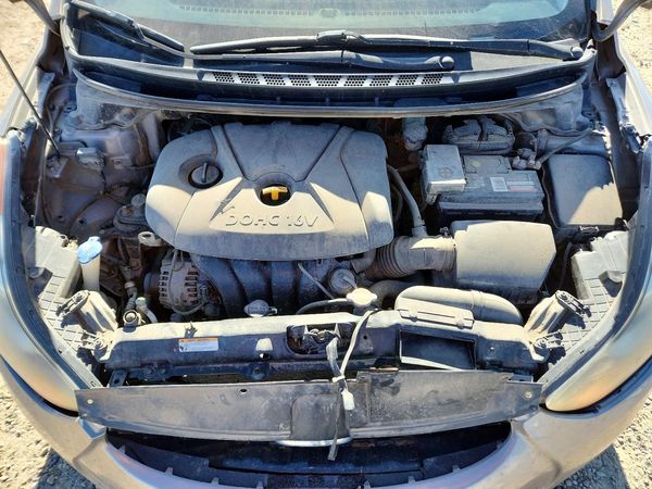 2012 HYUNDAI ELANTRA GLS(Middle grade) — Engine bay
