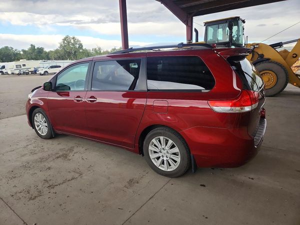 2012 TOYOTA SIENNA