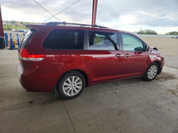2012 TOYOTA SIENNA