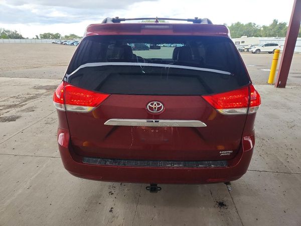 2012 TOYOTA SIENNA