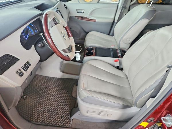 2012 TOYOTA SIENNA