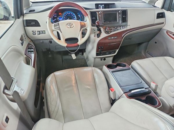 2012 TOYOTA SIENNA