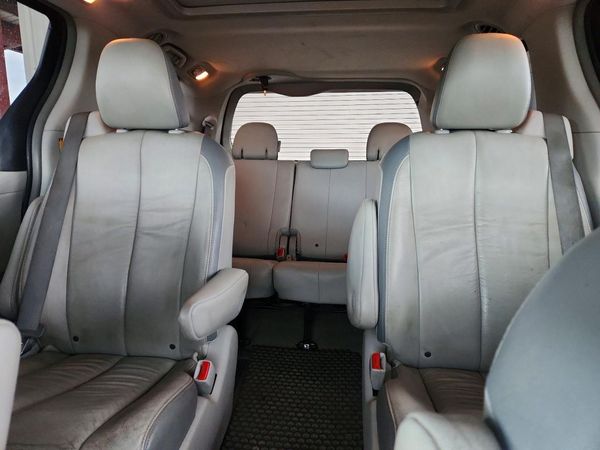 2012 TOYOTA SIENNA