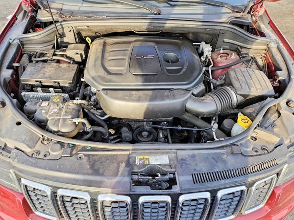 2020 JEEP CHEROKEE Limited — Engine bay