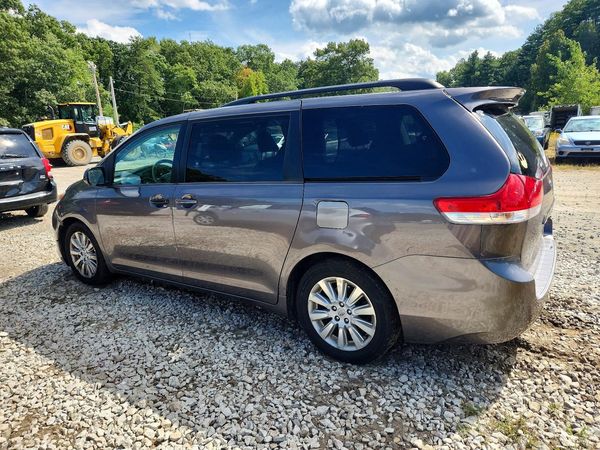 2012 TOYOTA SIENNA