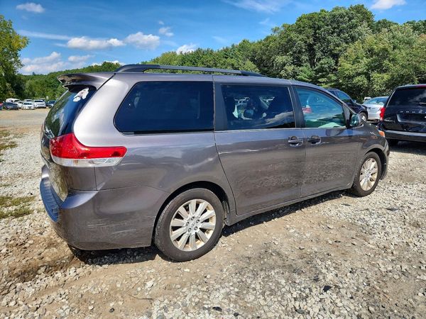2012 TOYOTA SIENNA