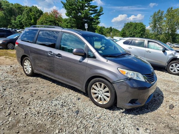 2012 TOYOTA SIENNA