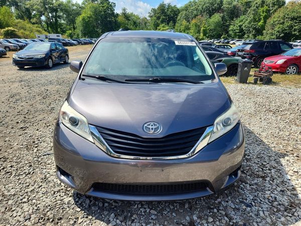 2012 TOYOTA SIENNA