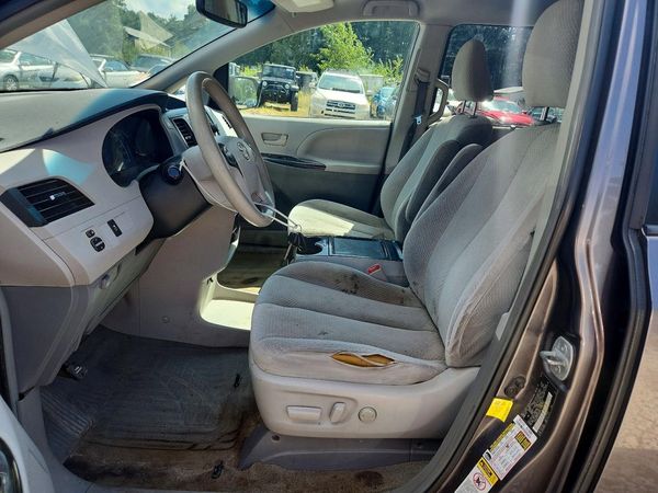 2012 TOYOTA SIENNA