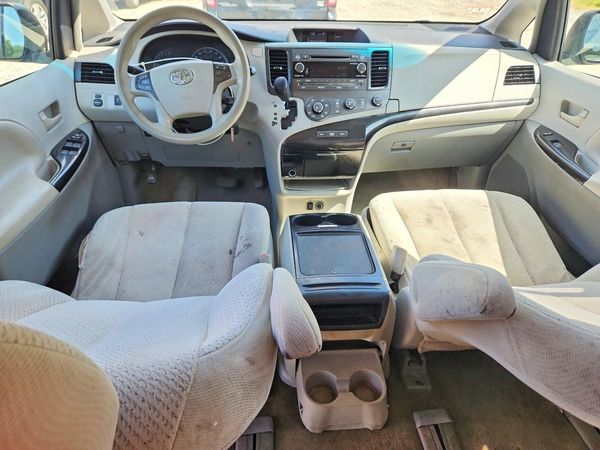 2012 TOYOTA SIENNA