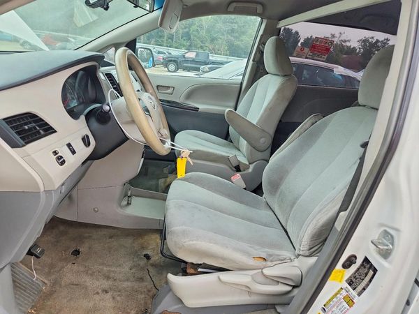 2012 TOYOTA SIENNA