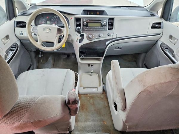 2012 TOYOTA SIENNA