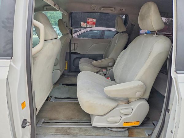 2012 TOYOTA SIENNA