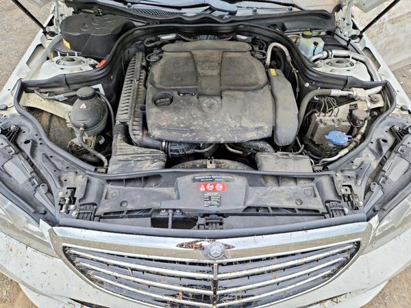 2014 MERCEDES-BENZ E-CLASS E350 — Engine bay