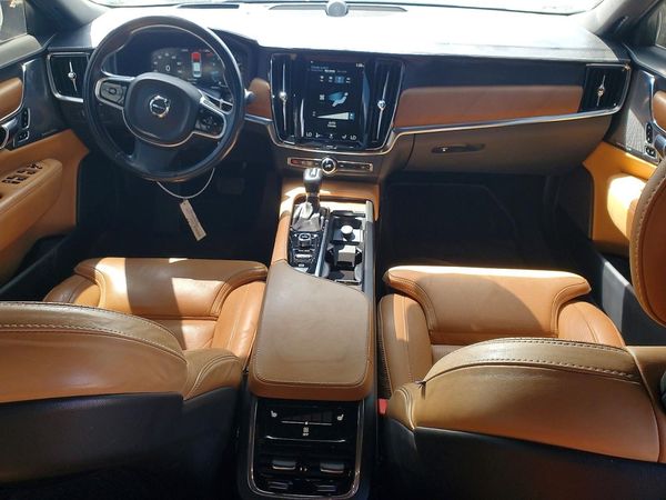 2017 VOLVO S90