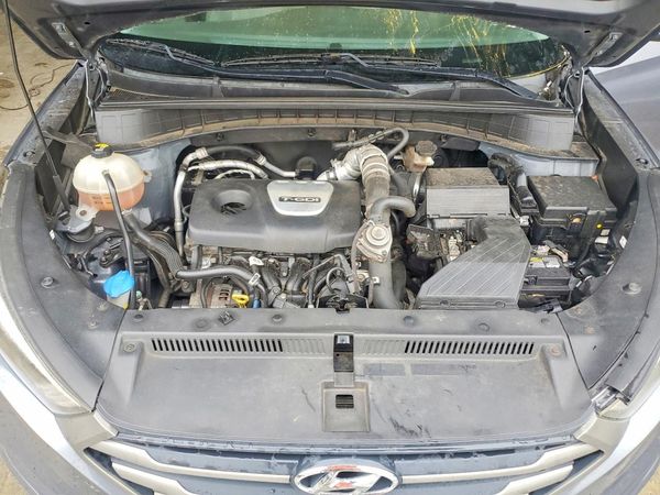 2016 HYUNDAI TUCSON — Engine bay