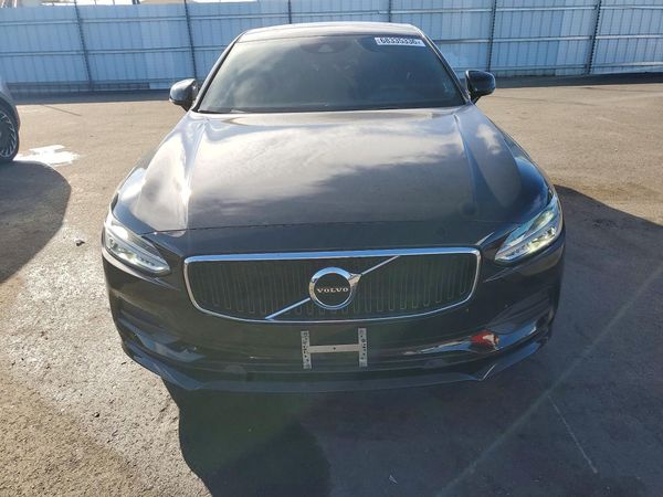 2020 VOLVO S90 Momentum
