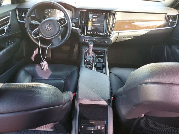 2020 VOLVO S90 Momentum
